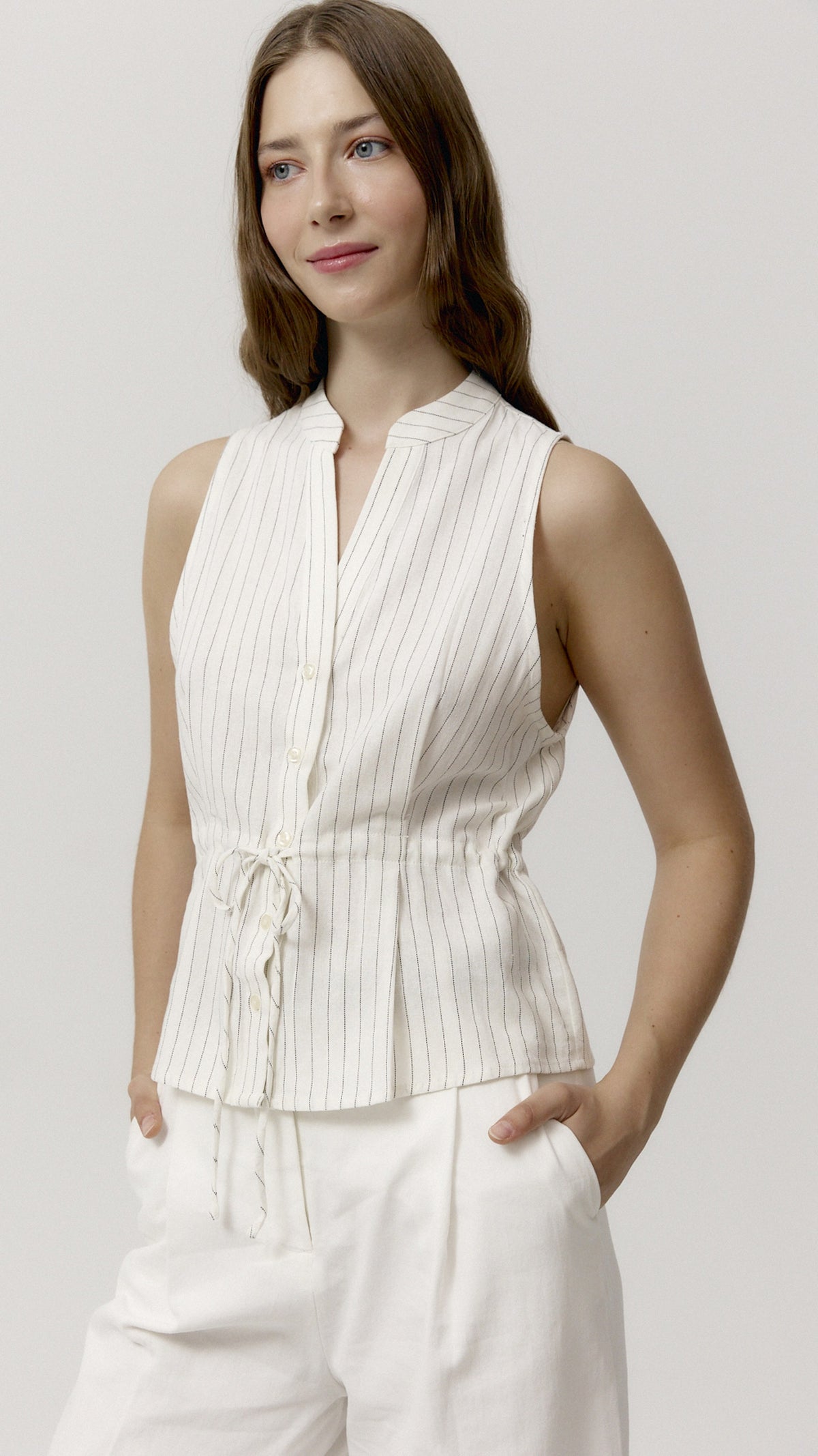 Chaleco Louis Blanco de Biscuit en look editorial