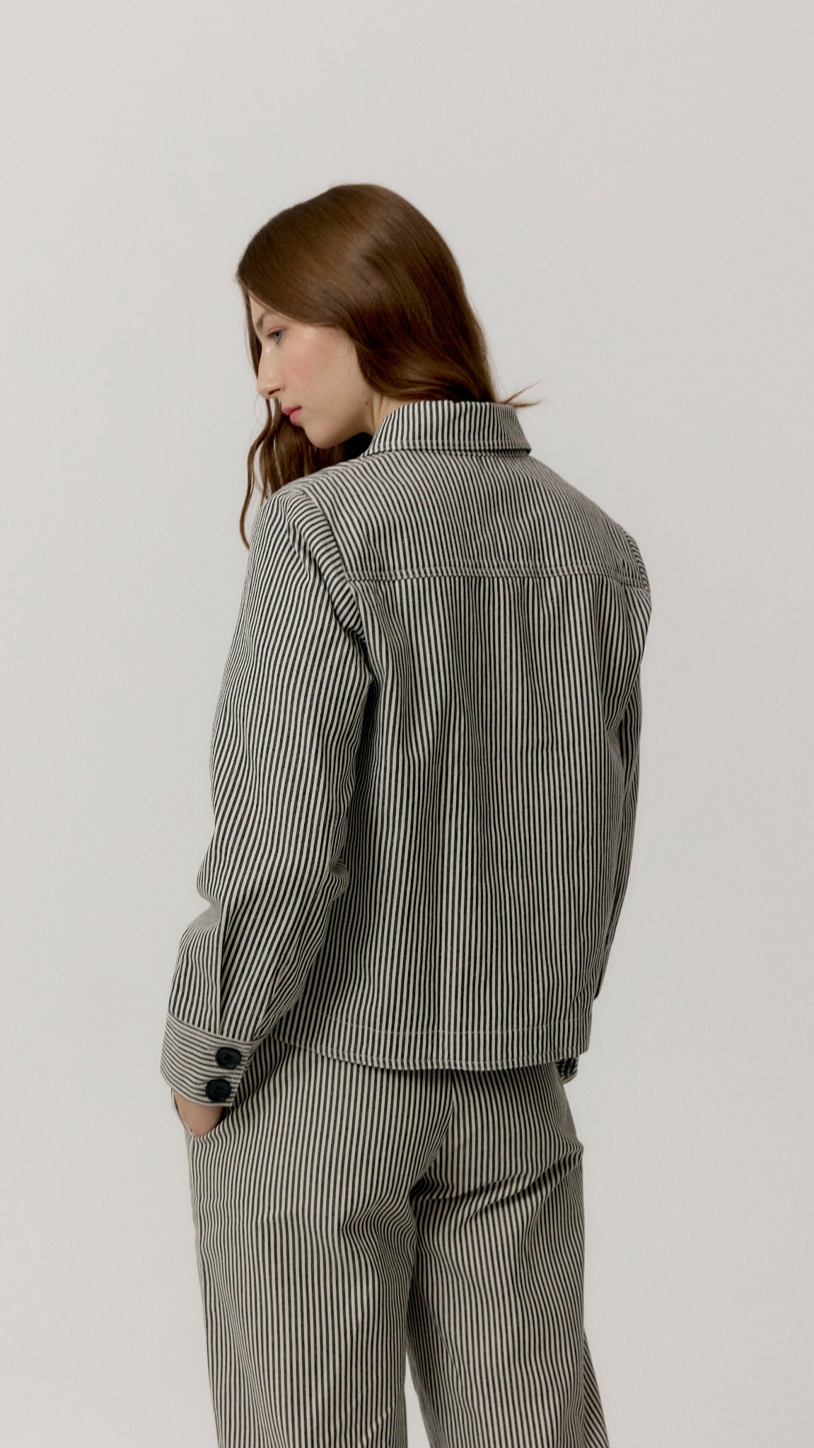 Chaqueta Marnie de rayas de Biscuit, look frontal abierto.