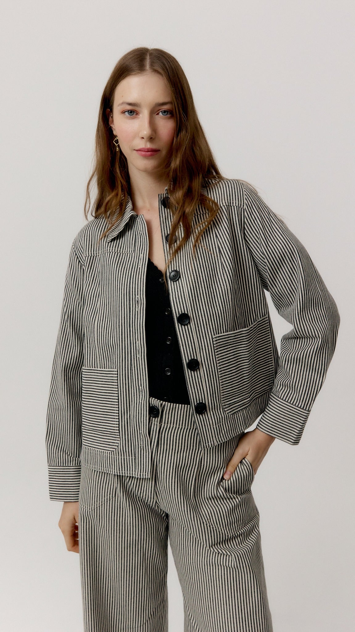 Chaqueta Marnie de rayas de Biscuit, look frontal de cuerpo entero.