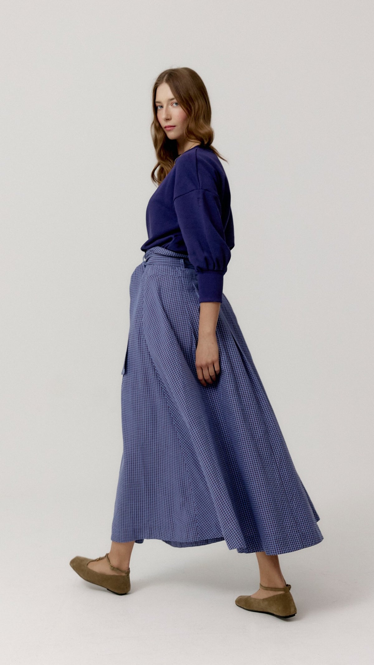 Falda Mille Lavender Checks de Biscuit, look lateral en movimiento.