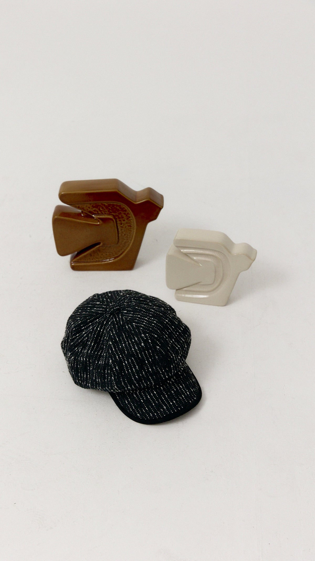 Gorra Billie Negro de Biscuit en bodegón con cerámica