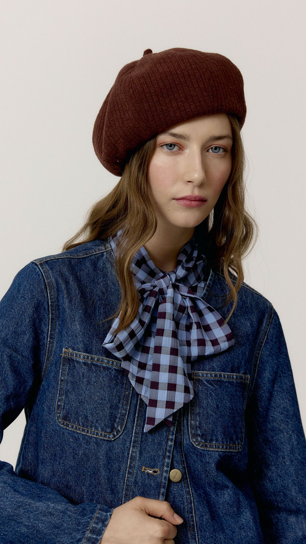 Gorra Leni Chocolate de Biscuit en plano medio