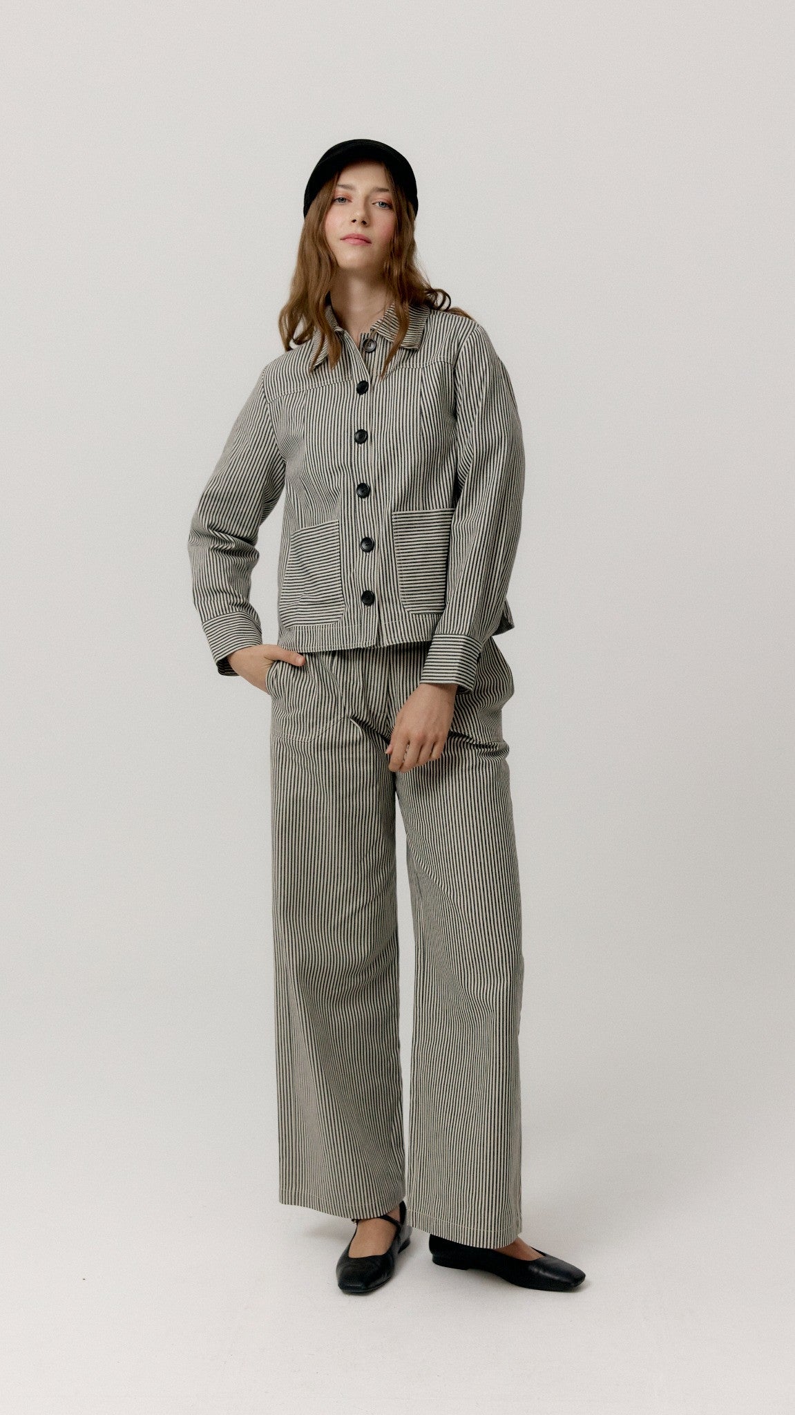 Pantalón Camille Negro de Biscuit en conjunto de rayas, efecto antimuaré suave.