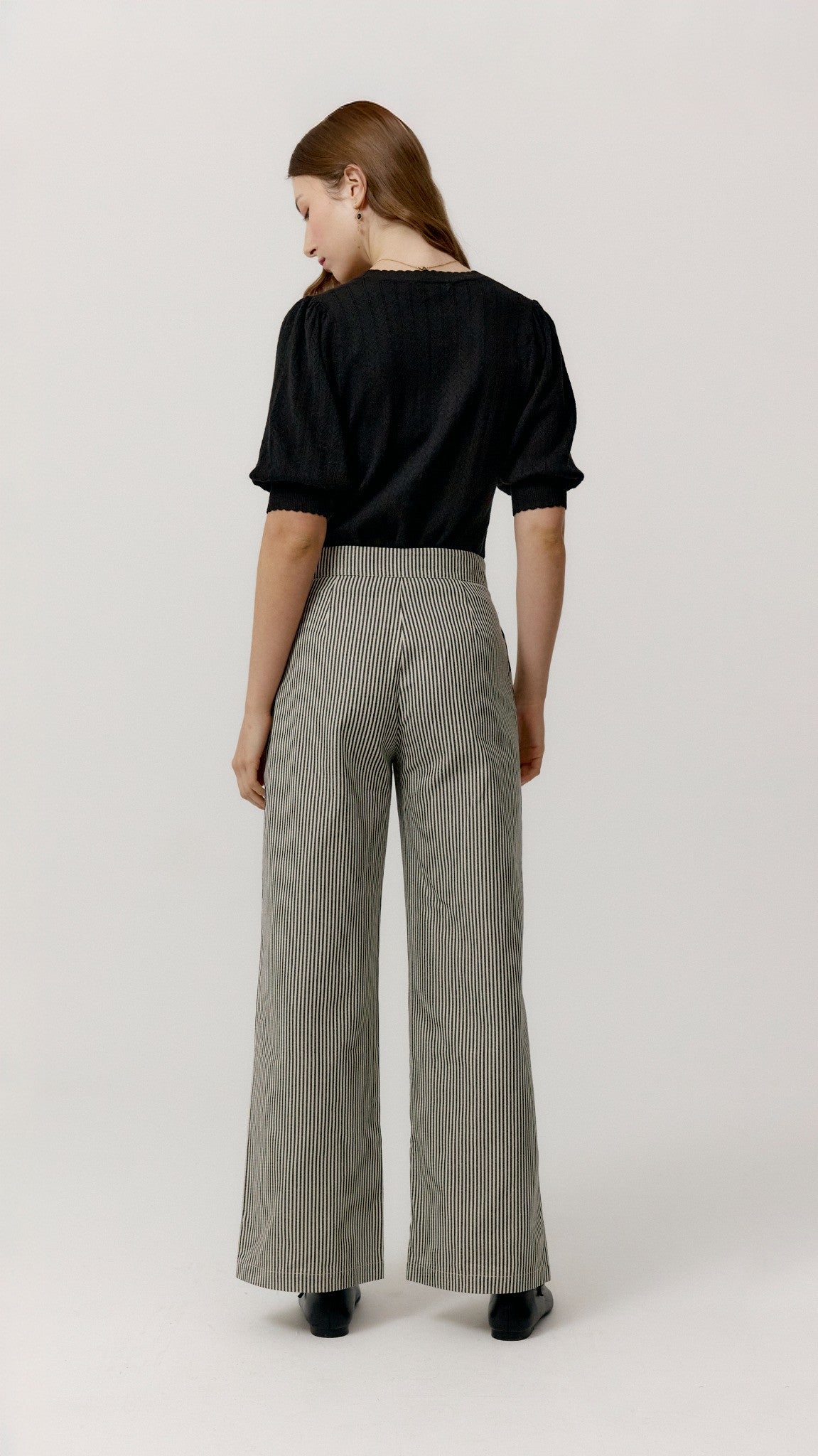 Pantalón Camille Negro de Biscuit en vista trasera, efecto antimuaré suave.