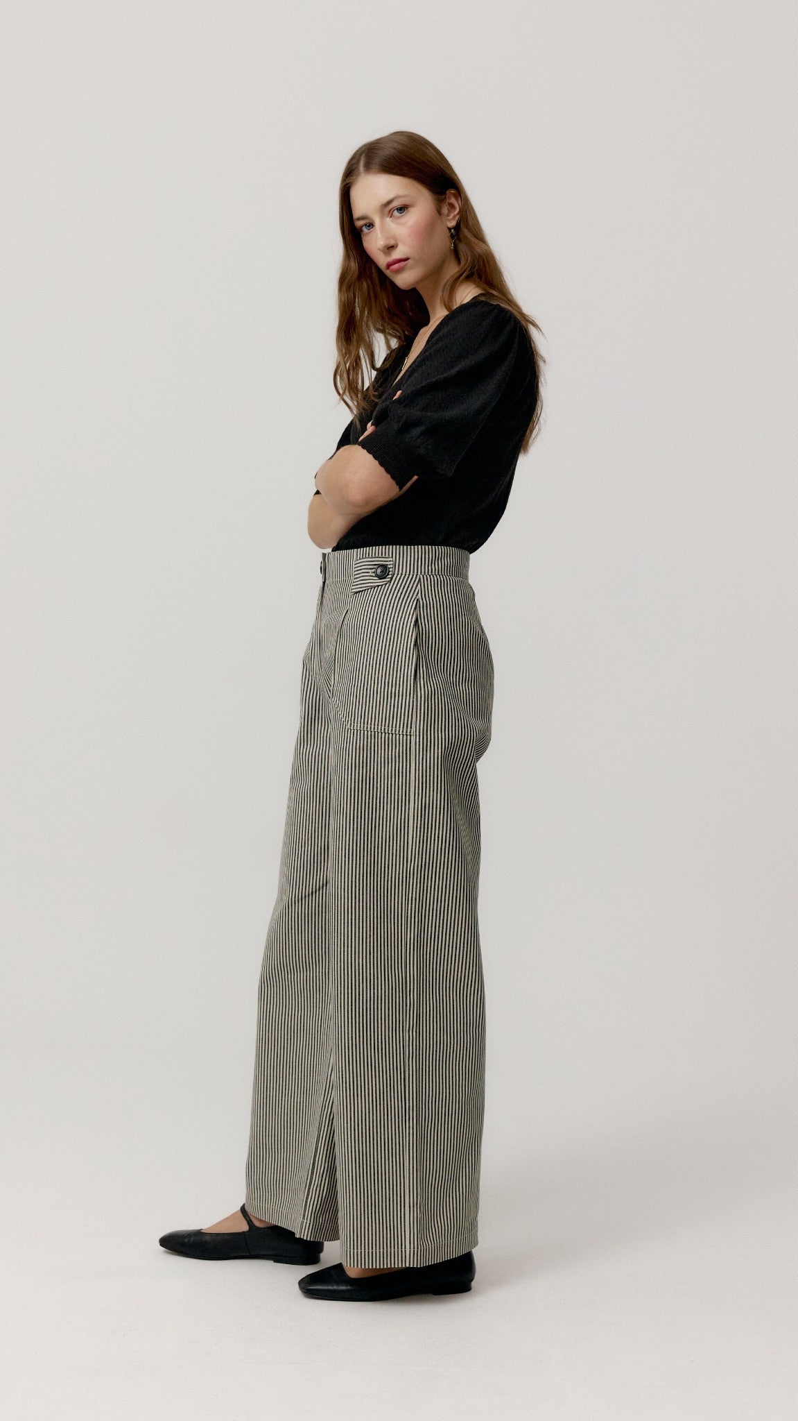Pantalón Camille Negro de Biscuit en vista lateral, efecto antimuaré suave.