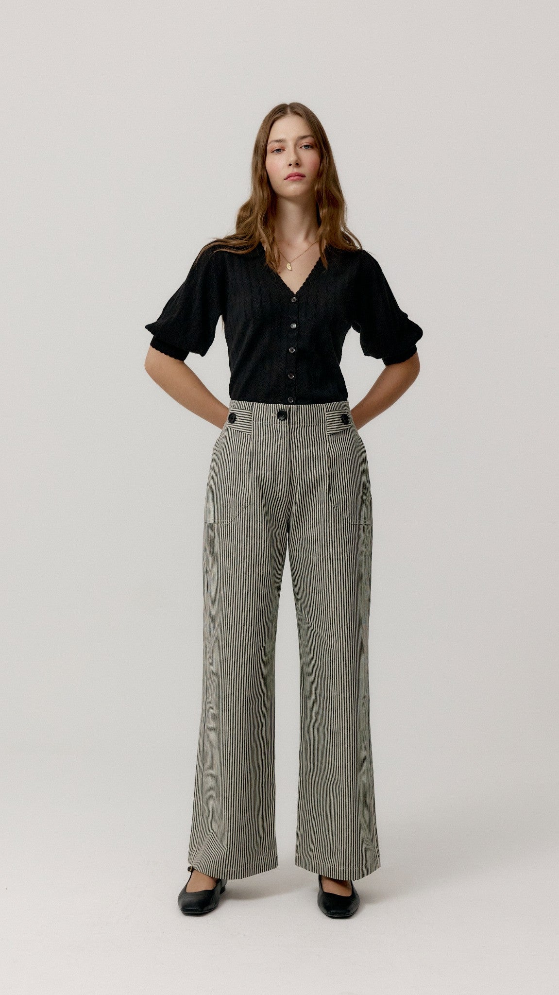 Pantalón Camille Negro de Biscuit en vista frontal de cuerpo entero, efecto antimuaré suave.