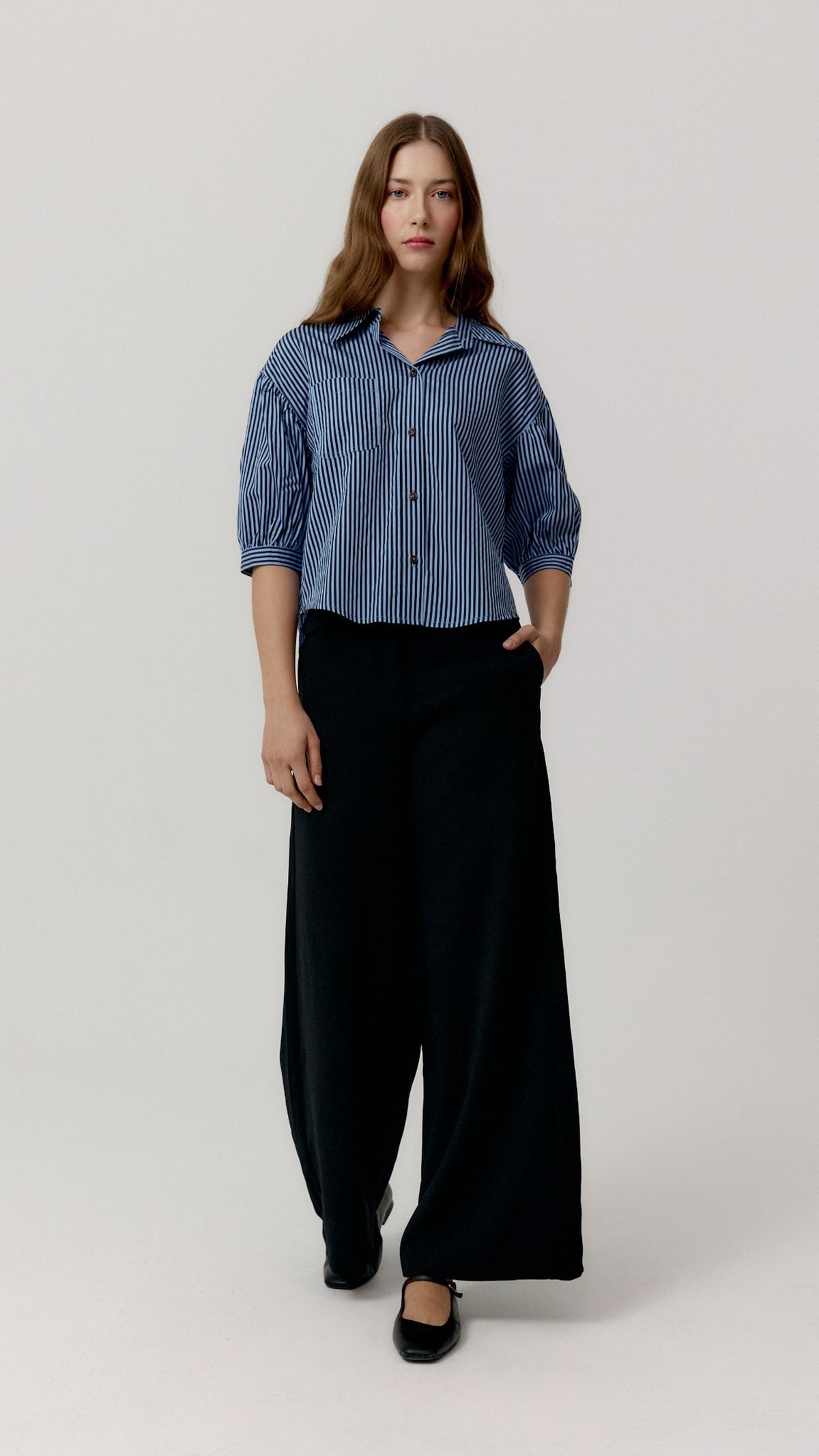 Pantalón Edmond negro de Biscuit en look de cuerpo entero con camisa de rayas