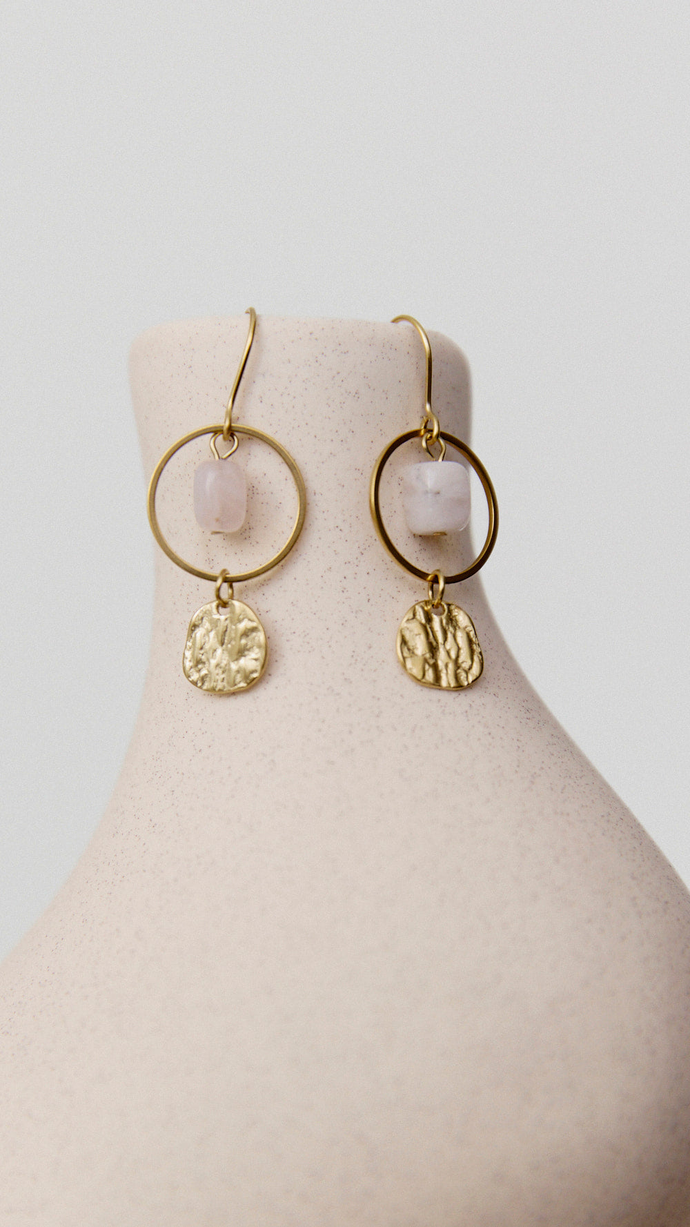 Pendientes dorados Arlet cortos de Biscuit