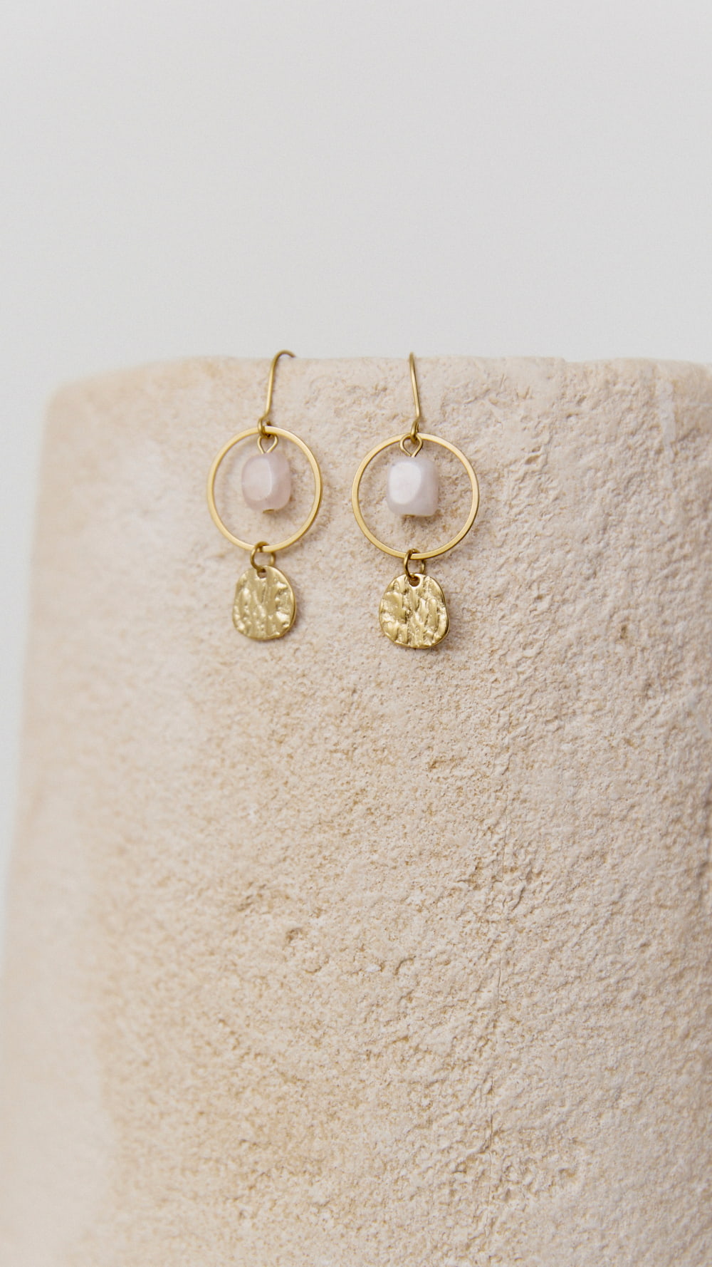 Pendientes dorados Arlet cortos de Biscuit