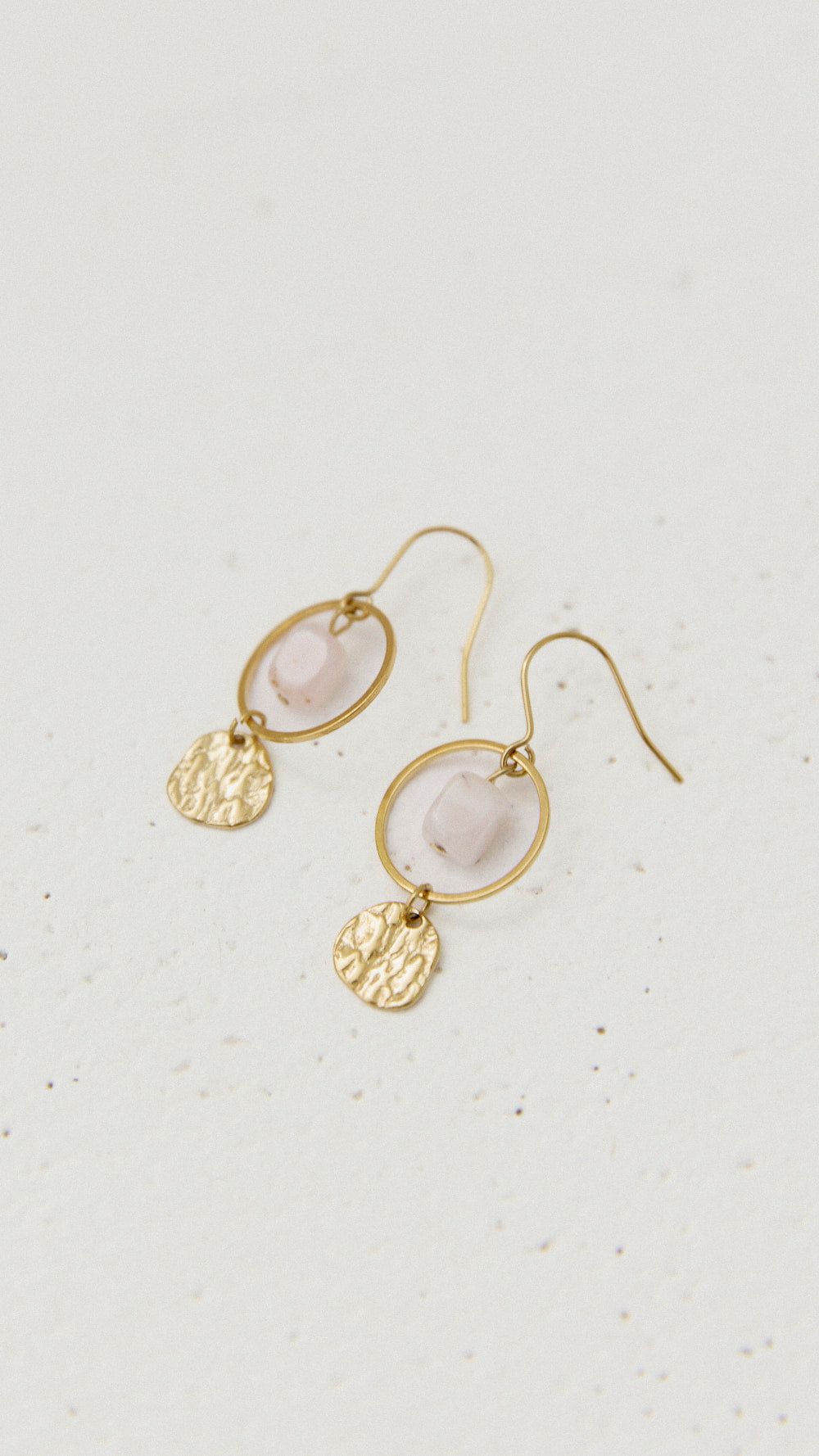 Pendientes dorados Arlet cortos de Biscuit