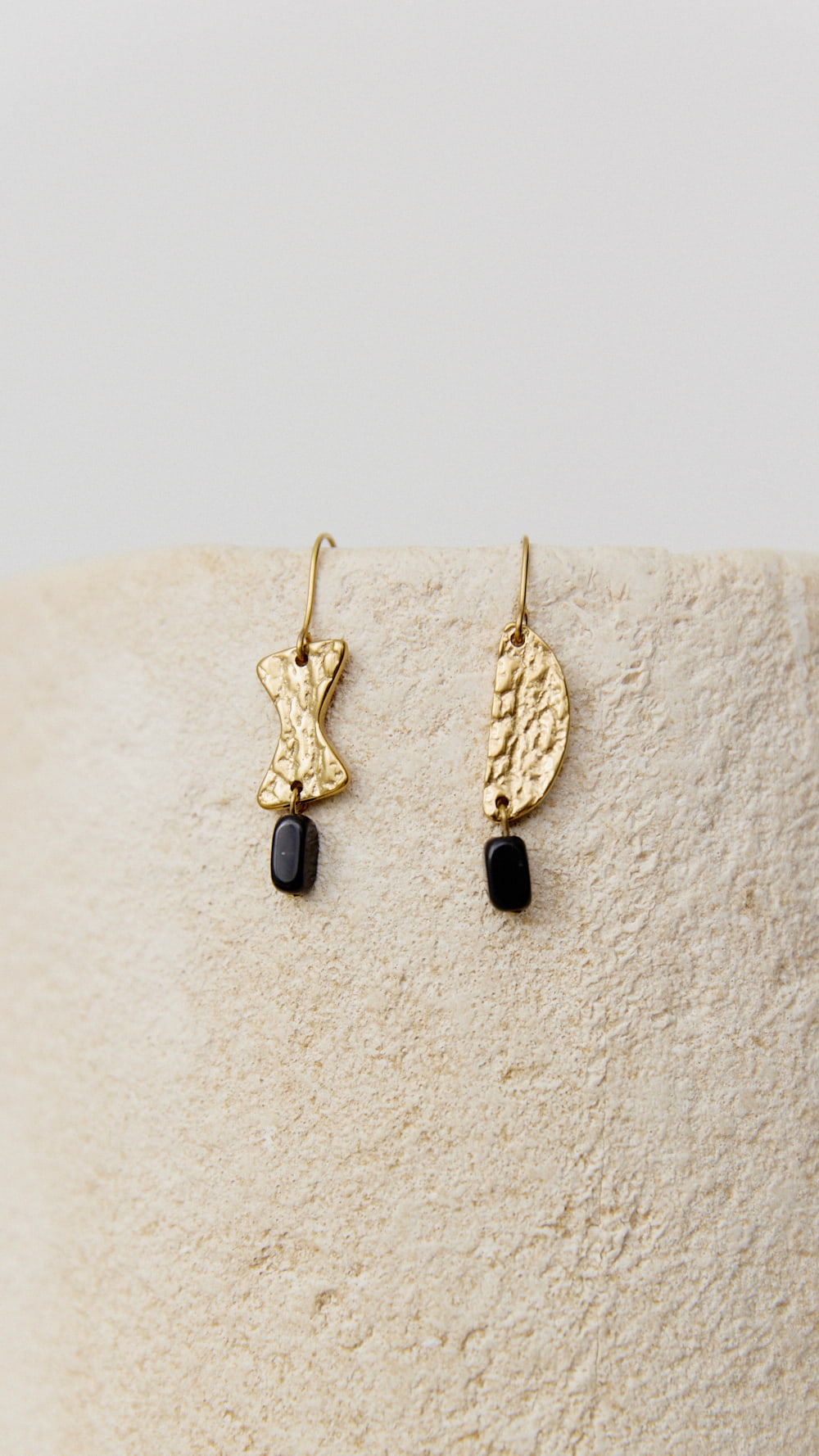 Pendientes dorados Idris cortos de Biscuit