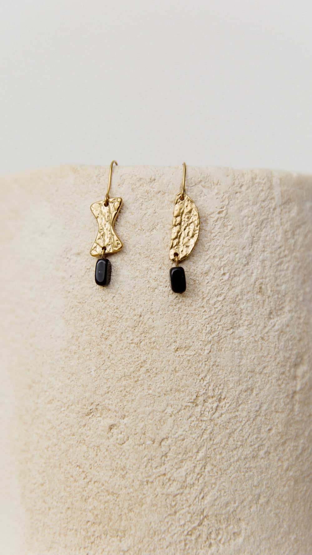 Pendientes dorados Idris cortos de Biscuit