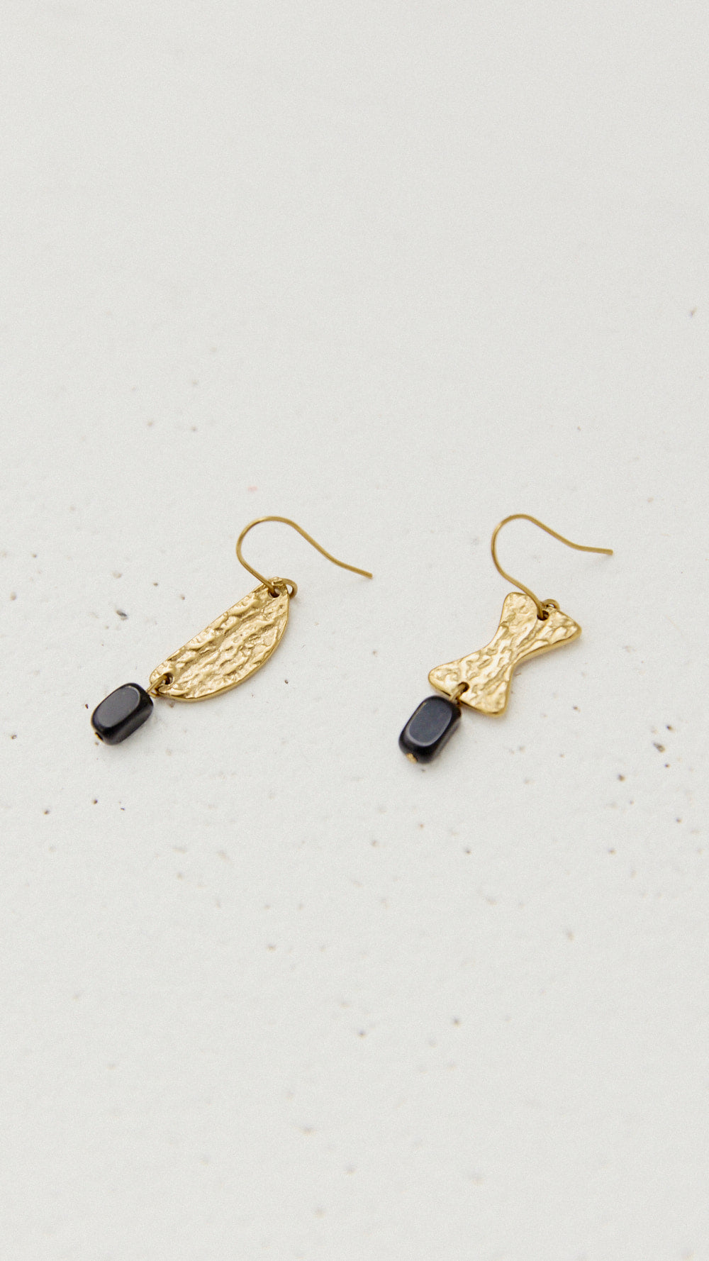 Pendientes dorados Idris cortos de Biscuit