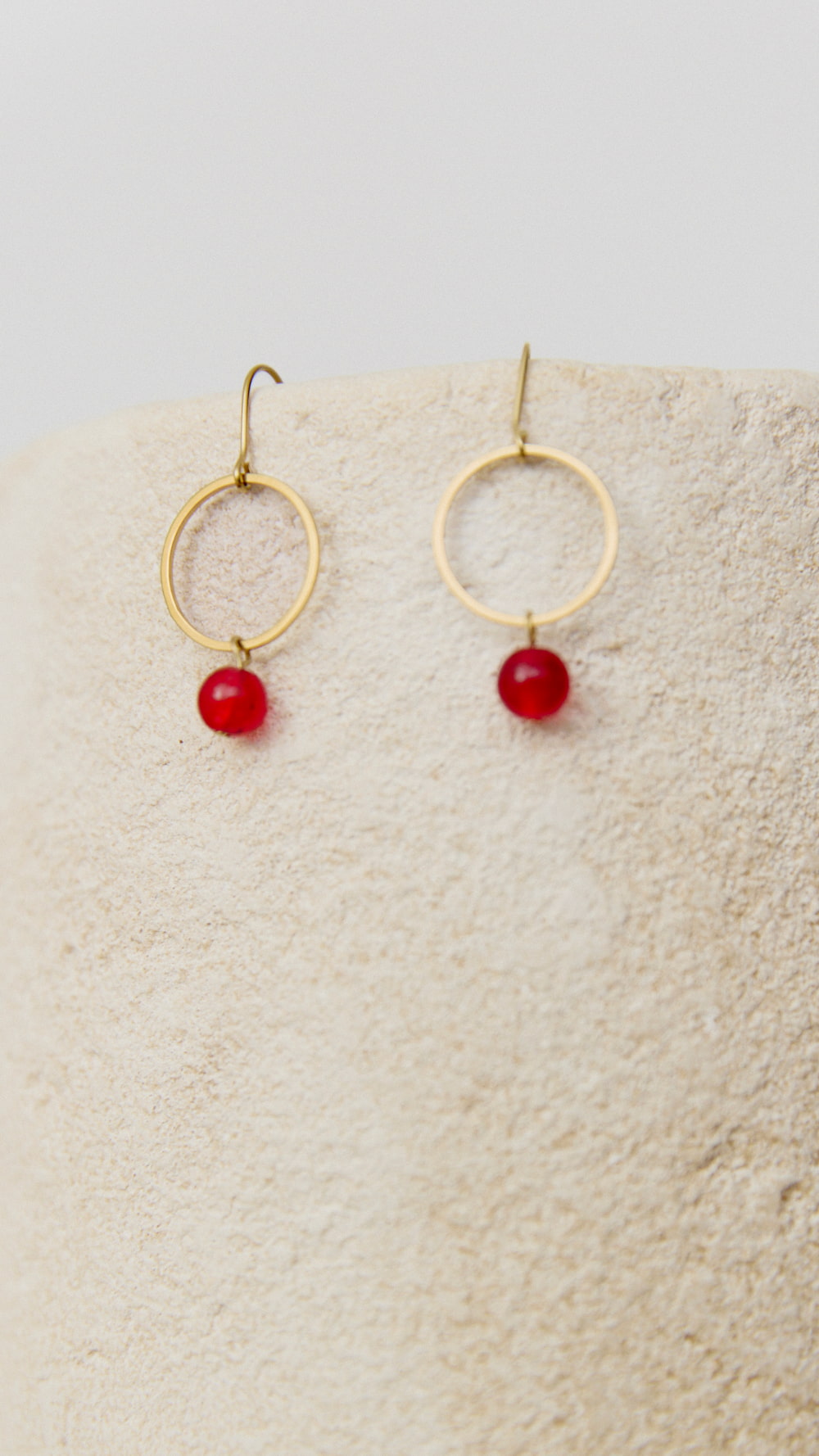 Pendientes dorados Ania cortos de Biscuit