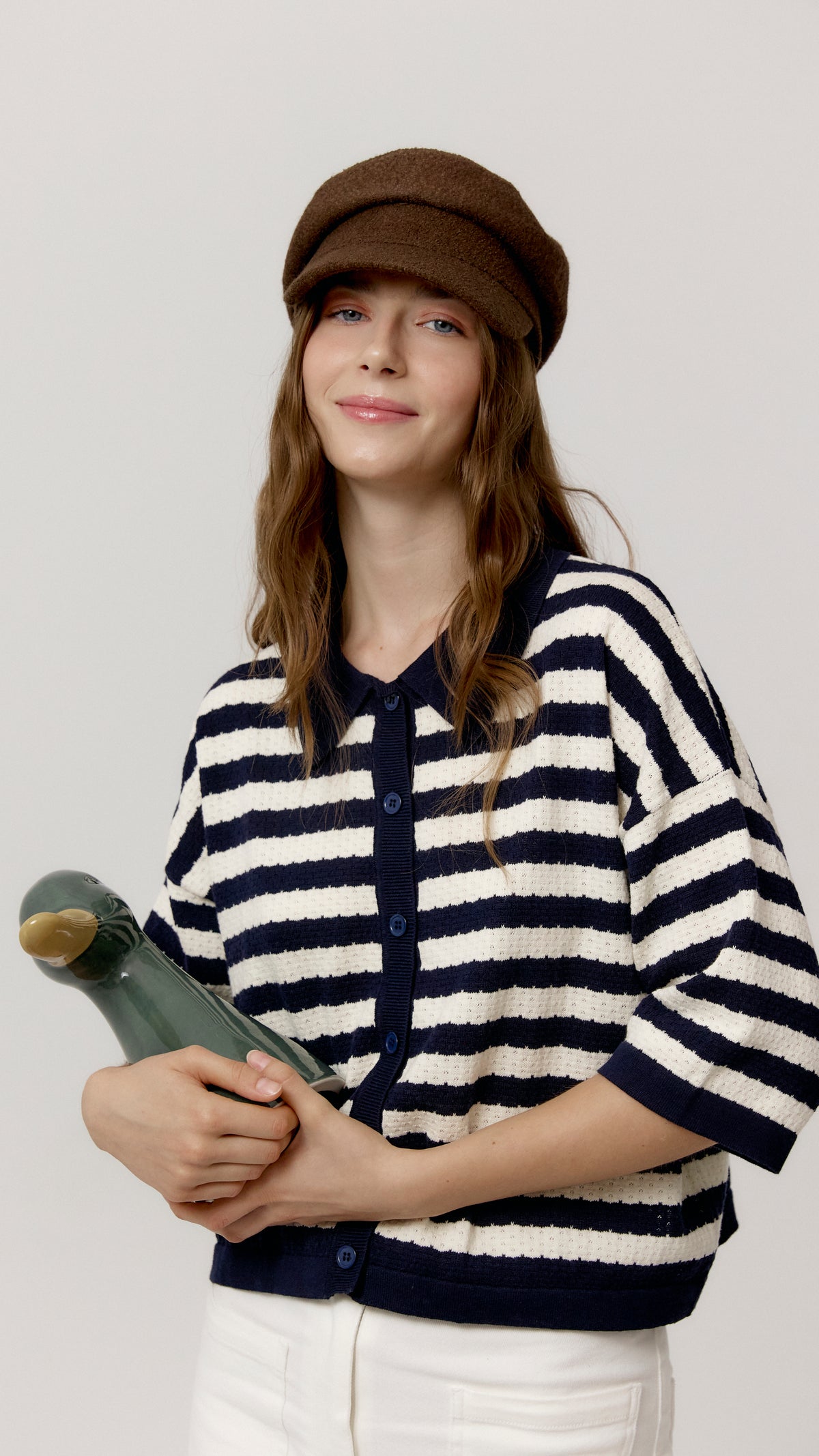 Top Kyoto Navy de Biscuit, look con gorra.